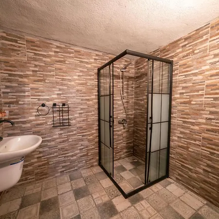 Azalea Terrace Cave Otel